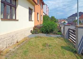 s okrasnými dřevinami a květenou. - Prodej domu 125 m², Rakovník