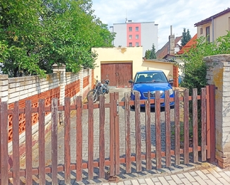 Před garáží je několik parkovacíh míst. - Prodej domu 125 m², Rakovník