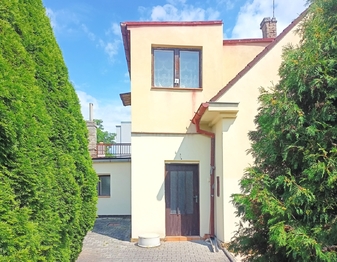 Okolí domu je udržované - Prodej domu 125 m², Rakovník