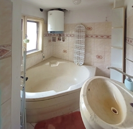 Koupelna našla umístění v přístavbě. - Prodej domu 125 m², Rakovník