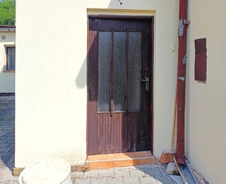 Vstup do domu je přes zádveří, - Prodej domu 125 m², Rakovník