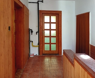 do dalších místností a do patra. - Prodej domu 125 m², Rakovník