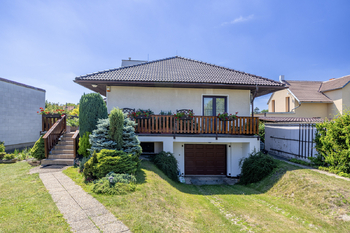 Pohled na dům z východu - Prodej domu 170 m², Všetaty