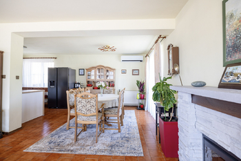 Kuchyně a jídelní kout s obývákem - Prodej domu 170 m², Všetaty