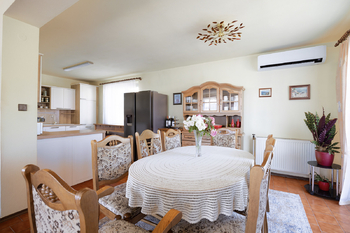 Kuchyně a jídelní kout s obývákem - Prodej domu 170 m², Všetaty