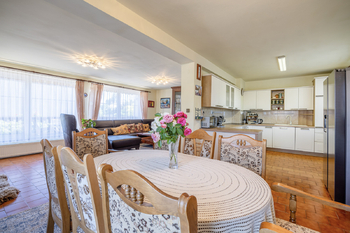 Kuchyně a jídelní kout s obývákem - Prodej domu 170 m², Všetaty