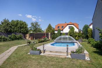 Bazén se zastřešením - Prodej domu 170 m², Všetaty