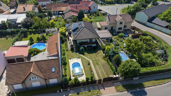 Pohled na dům z východu - Prodej domu 170 m², Všetaty