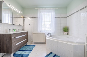 Koupelna - Prodej domu 170 m², Všetaty