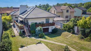 Pohled na dům z jihu - Prodej domu 170 m², Všetaty