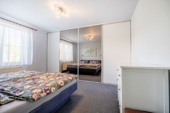 Hlavní ložnice - Prodej domu 170 m², Všetaty