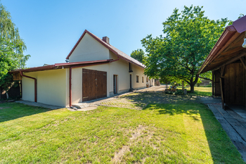 Pohled na dům a na zahradu - Prodej domu 96 m², Svatý Mikuláš