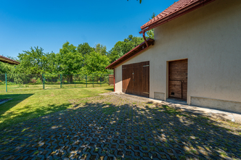 Pohled na garáž a na dílnu - Prodej domu 96 m², Svatý Mikuláš