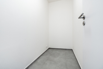 komora - šatna - Pronájem bytu 3+kk v osobním vlastnictví 72 m², Zbuzany