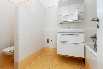 koupelna s WC - Pronájem bytu 3+kk v osobním vlastnictví 72 m², Zbuzany