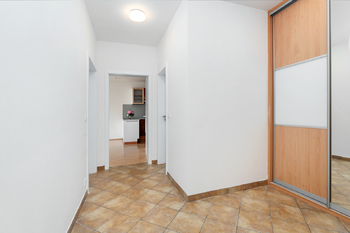 chodba - Pronájem bytu 3+kk v osobním vlastnictví 72 m², Zbuzany