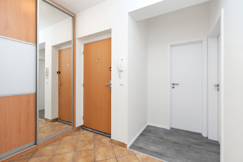 chodba - Pronájem bytu 3+kk v osobním vlastnictví 72 m², Zbuzany