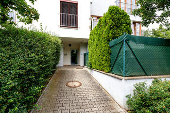vstup do domu - Pronájem bytu 3+kk v osobním vlastnictví 72 m², Zbuzany