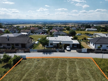 pohled od východu - Prodej pozemku 818 m², Adamov 