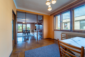 Jídelna a obývací pokoj v patře - Prodej domu 234 m², Týnec nad Labem