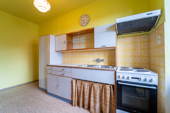Kuchyně v patře - Prodej domu 234 m², Týnec nad Labem
