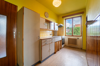 Kuchyně v patře - Prodej domu 234 m², Týnec nad Labem