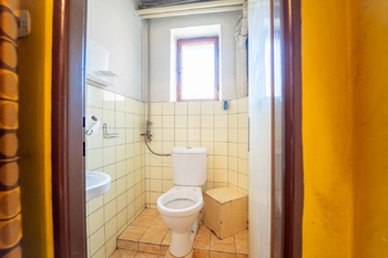 Toaleta v přízemí - Prodej domu 234 m², Týnec nad Labem