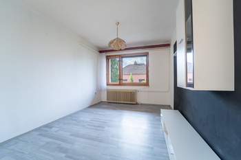 Obývací pokoj s halou v přízemí - Prodej domu 234 m², Týnec nad Labem