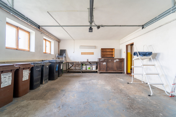 Prostorná garáž v přízemí - Prodej domu 234 m², Týnec nad Labem