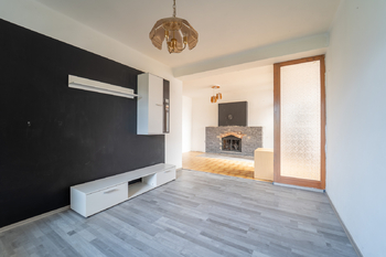Obývací pokoj s halou v přízemí - Prodej domu 234 m², Týnec nad Labem