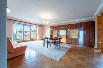 Obývací pokoj v patře - Prodej domu 234 m², Týnec nad Labem