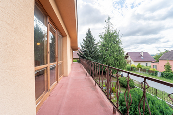 Balkon v patře před obývacím pokojem a halou - Prodej domu 234 m², Týnec nad Labem