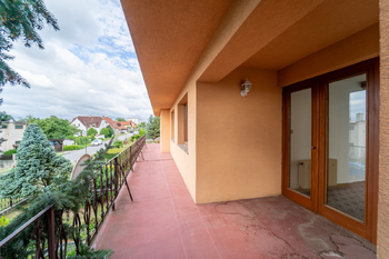 Balkon v patře před obývacím pokojem a halou - Prodej domu 234 m², Týnec nad Labem