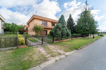 Pohled na rodinný dům  - Prodej domu 234 m², Týnec nad Labem