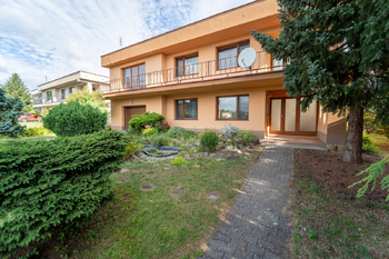 Pohled na rodinný dům  - Prodej domu 234 m², Týnec nad Labem