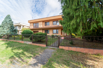 Pohled na rodinný dům  - Prodej domu 234 m², Týnec nad Labem