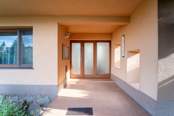 Vstup do domu z předzahrádky - Prodej domu 234 m², Týnec nad Labem