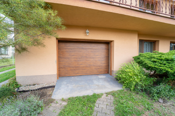 Garáž s dálkově ovládanými vraty - Prodej domu 234 m², Týnec nad Labem