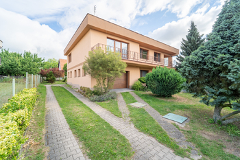 Pohled na rodinný dům  - Prodej domu 234 m², Týnec nad Labem 