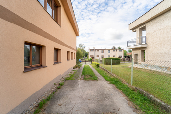 Tři až čtyři parkovací místa vedle domu - Prodej domu 234 m², Týnec nad Labem