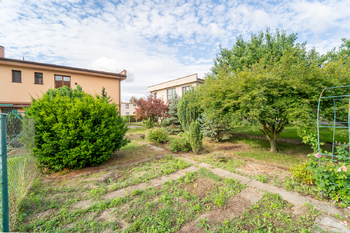 Pohled do zahrady - Prodej domu 234 m², Týnec nad Labem