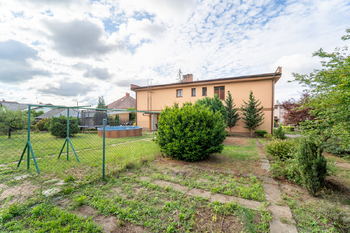 Pohled na zahradu a dům - Prodej domu 234 m², Týnec nad Labem