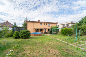Pohled na zahradu a dům - Prodej domu 234 m², Týnec nad Labem