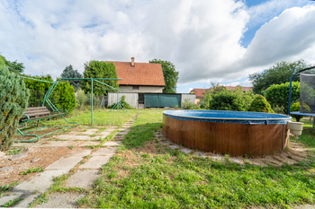 Pohled na zahradu a kůlnu - Prodej domu 234 m², Týnec nad Labem