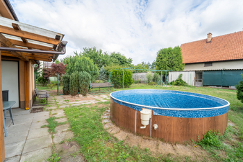 Pohled na zahradu a kůlnu - Prodej domu 234 m², Týnec nad Labem