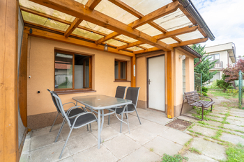 Posezení u domu - Prodej domu 234 m², Týnec nad Labem