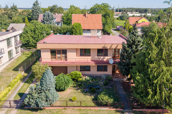 Pohled na rodinný dům  - Prodej domu 234 m², Týnec nad Labem