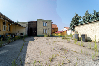 dvůr s parkovacími místy - Prodej jiných prostor, Lipůvka