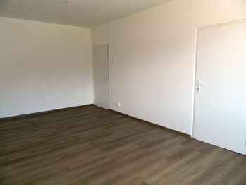 První pokoj má dvoje dveře. - Prodej bytu 2+1 v osobním vlastnictví 61 m², Aš