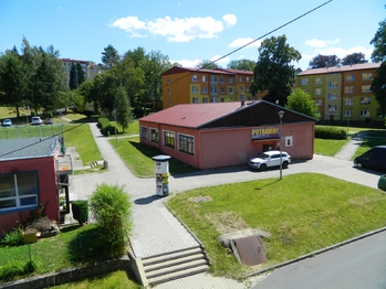 Výhled z pokoje. - Prodej bytu 2+1 v osobním vlastnictví 61 m², Aš